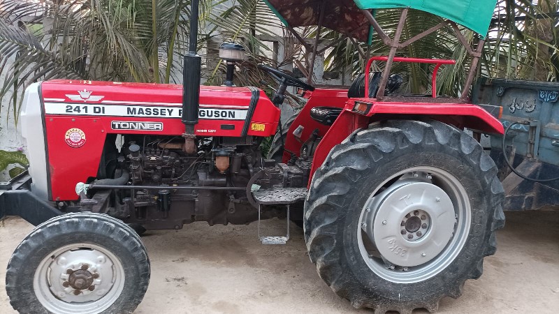 Massey 241 ટ્રે...