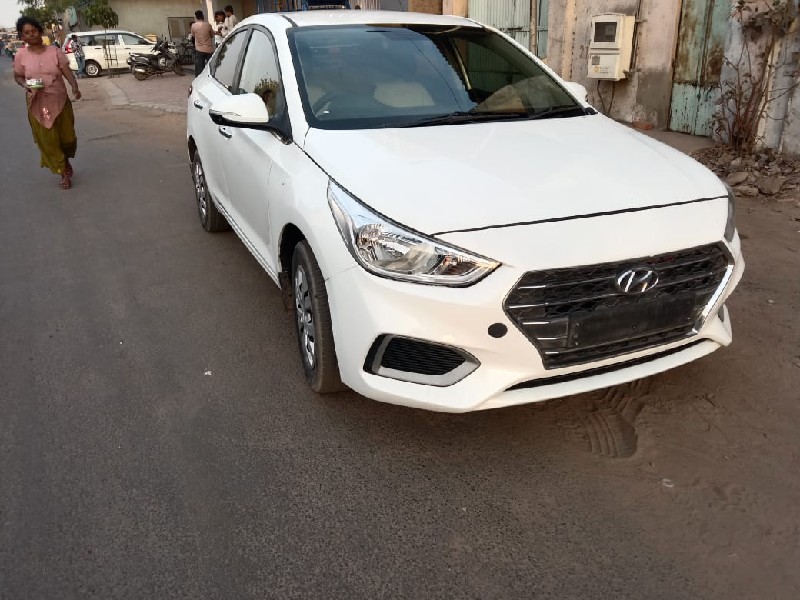 Hyundai Verna 1...