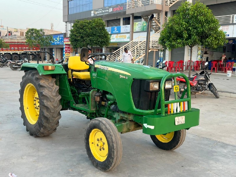 John Deere 5038...