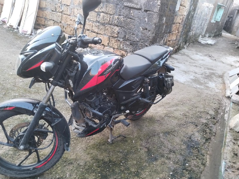 Bajaj pulser 12...