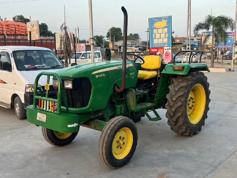 John Deere 5038...