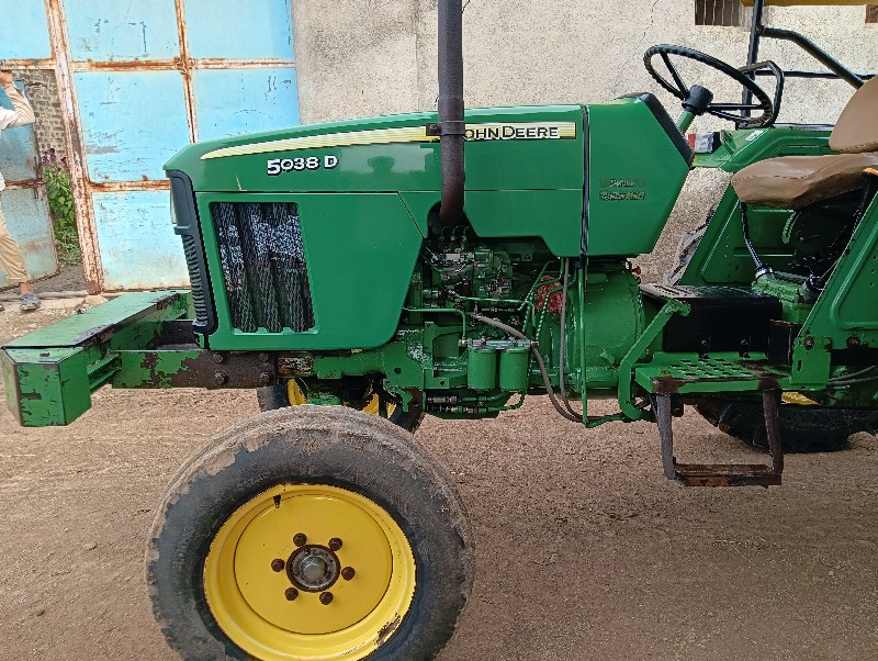 John Deere 5038...