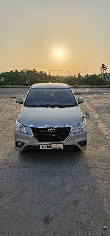 Toyota Innova v