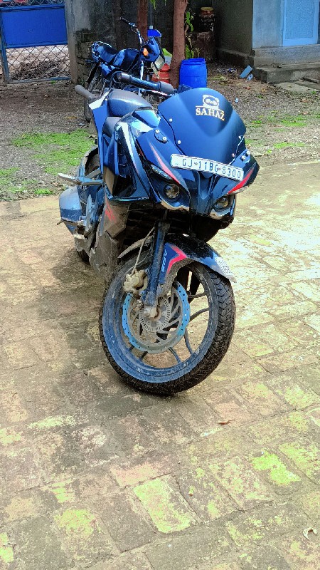 Bajaj rs 200 de...