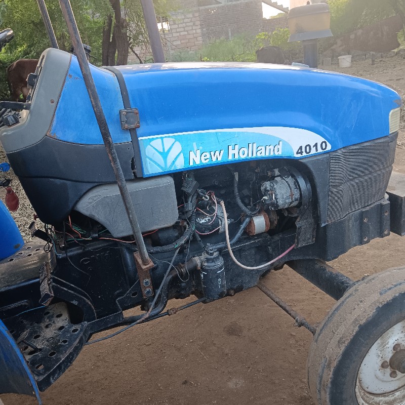 New Holland tra...