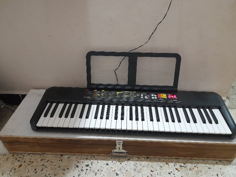 YAMAHA KEYBOARD...