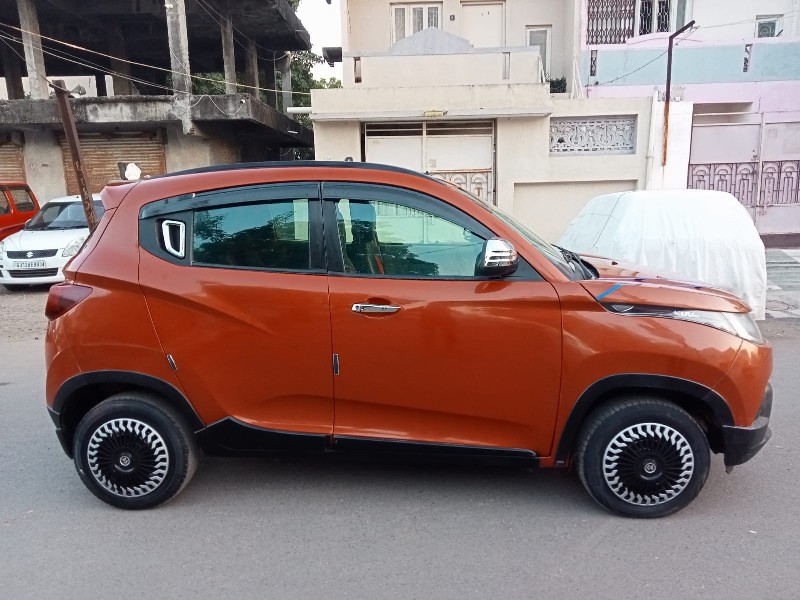 mahindra kuv 10...