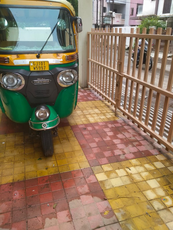 Bajaj Maxima z...