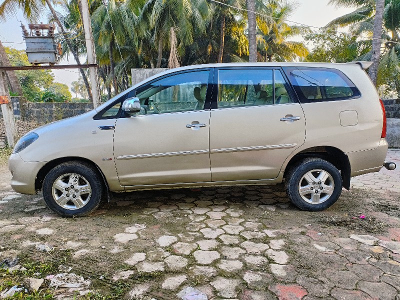 TOYOTA INNOVA