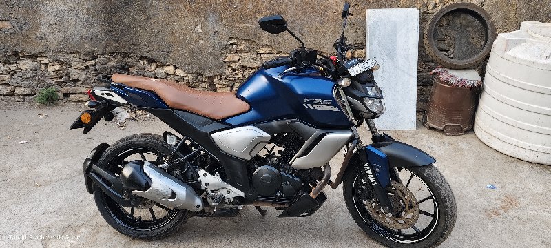 Yamaha FZ versi...