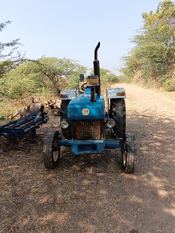 New Holland 323...