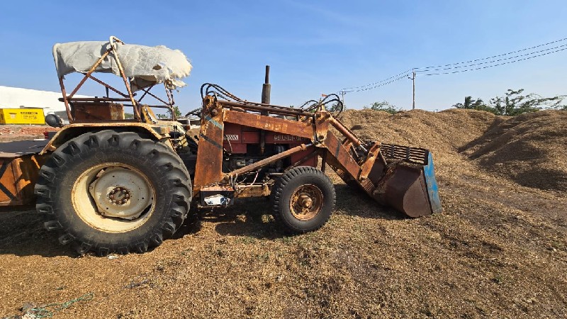 લોડર વેચવાનું છ...