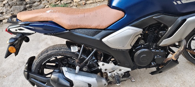 Yamaha FZ versi...