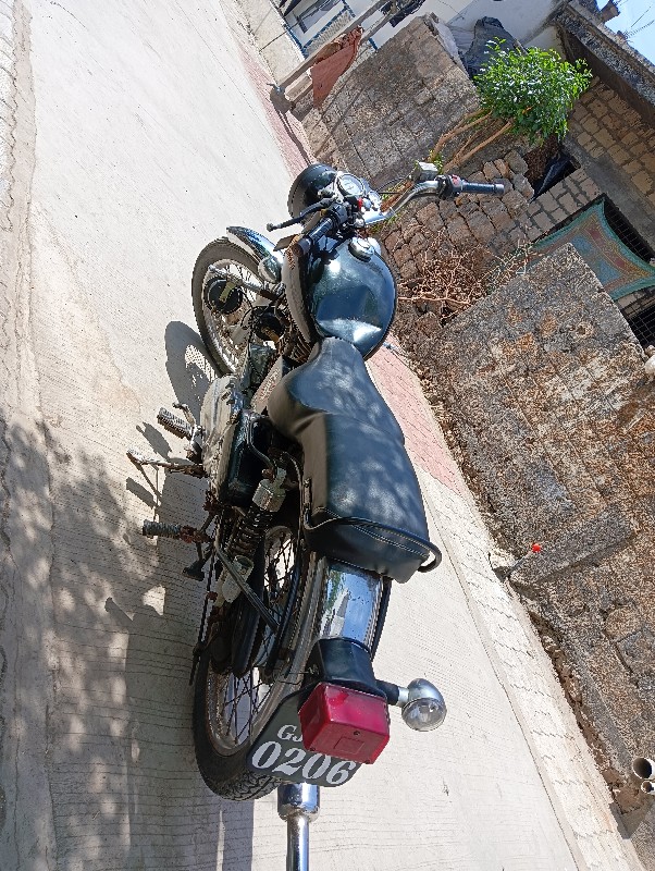 Royal Enfield 3...