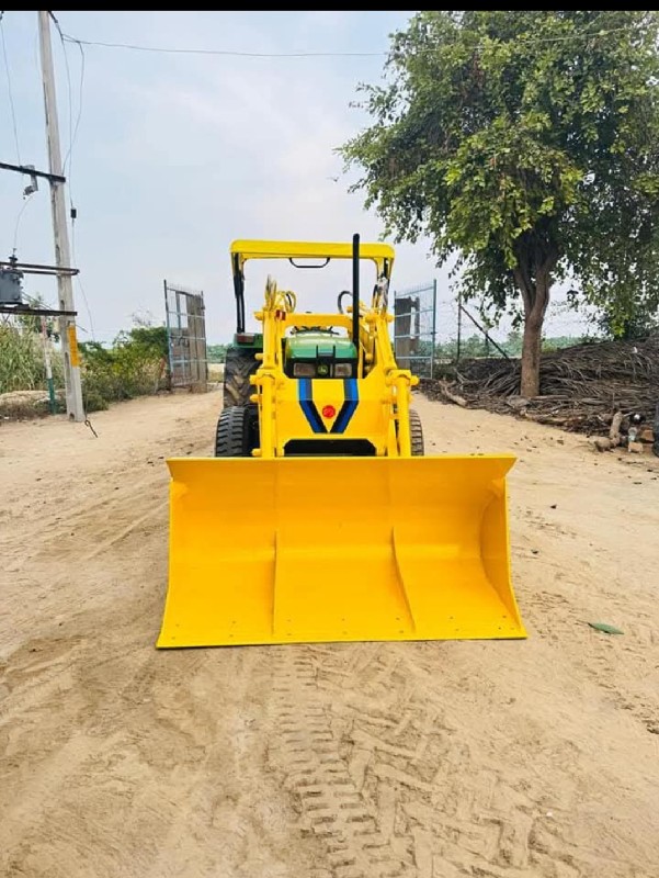 લોડર તથા ટ્રેક્...