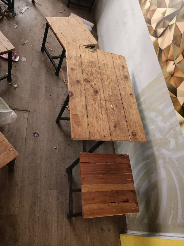 લાકડના ટેબલ અને...