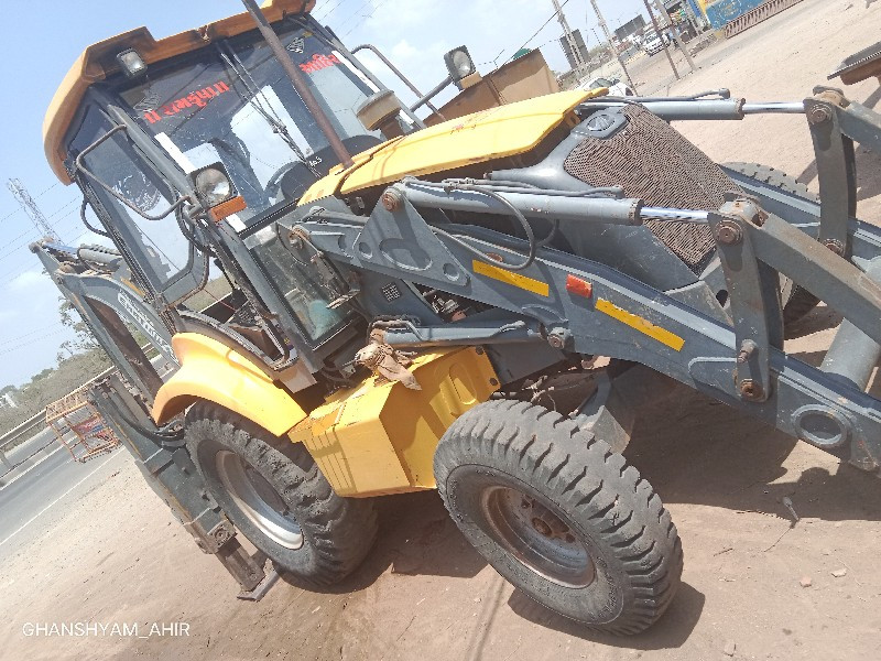 Mahindra jcb 20...