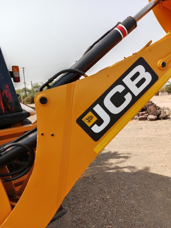 JCB. 2011. કિર્...