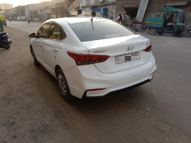 Hyundai Verna 1...