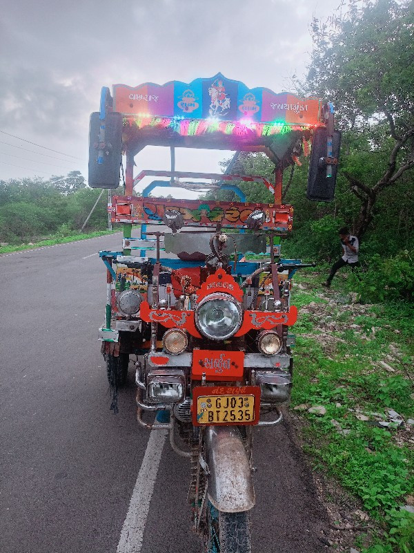 રીક્ષા વેશવાની...