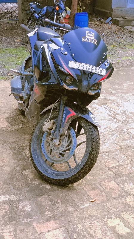 Bajaj rs 200 de...