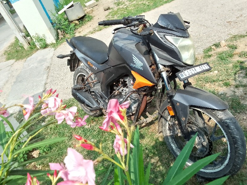 Honda hornet 16...