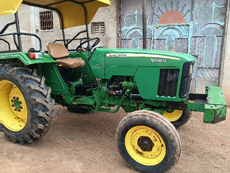 John Deere 5038...