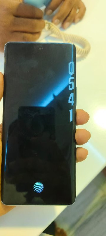 Vivo V30 Pro 
8...