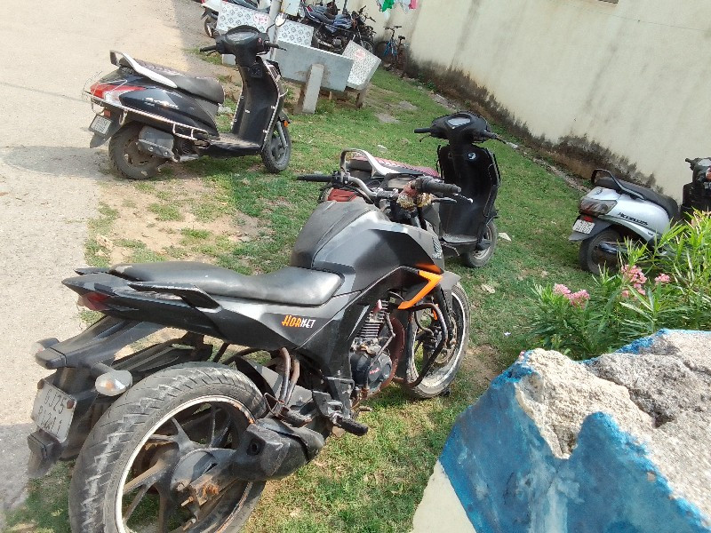 Honda hornet 16...