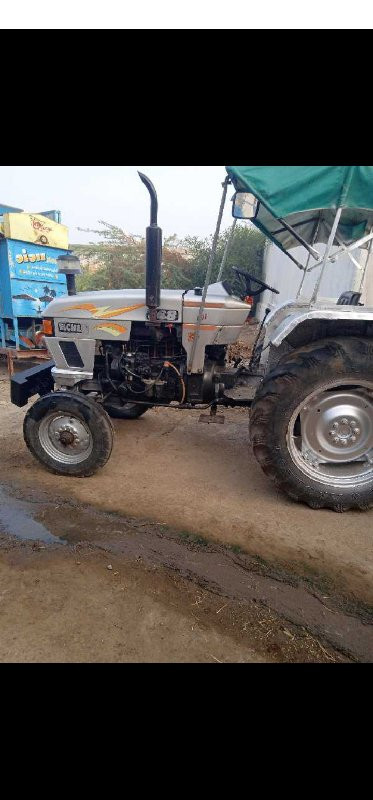 Tractor EICHER...