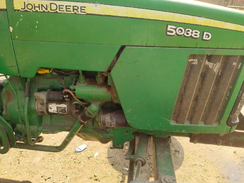 John Deere 5038...