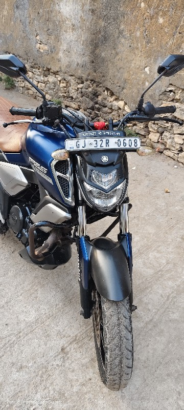 Yamaha FZ versi...