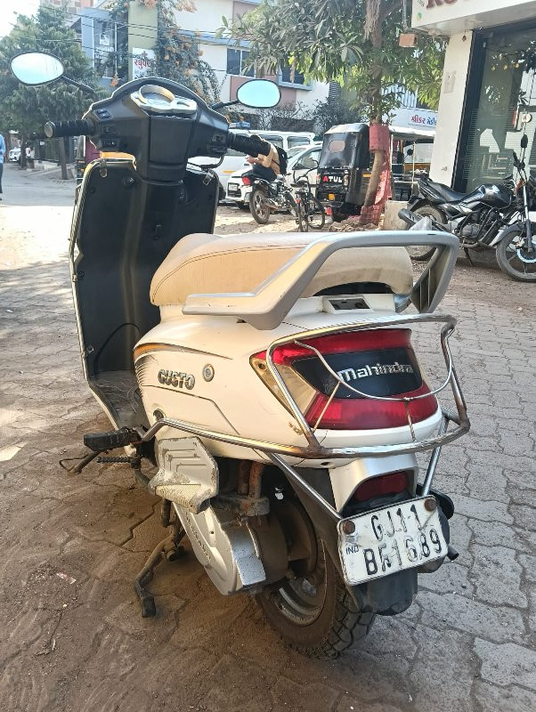 Mahindra gusto