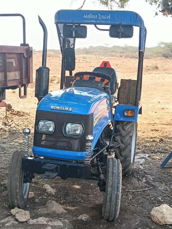 ટેકટર વેચવાનુ છ...