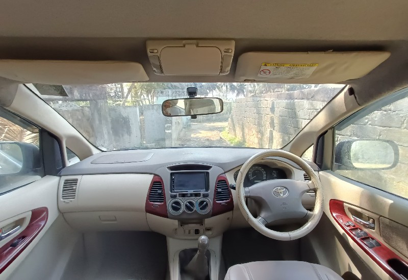 TOYOTA INNOVA