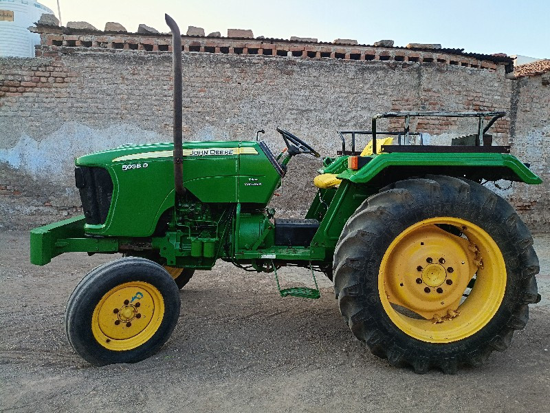 John Deere 5038...