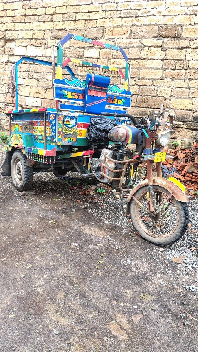 છકડો રિક્ષા ૧ વરસ વાપરેલી