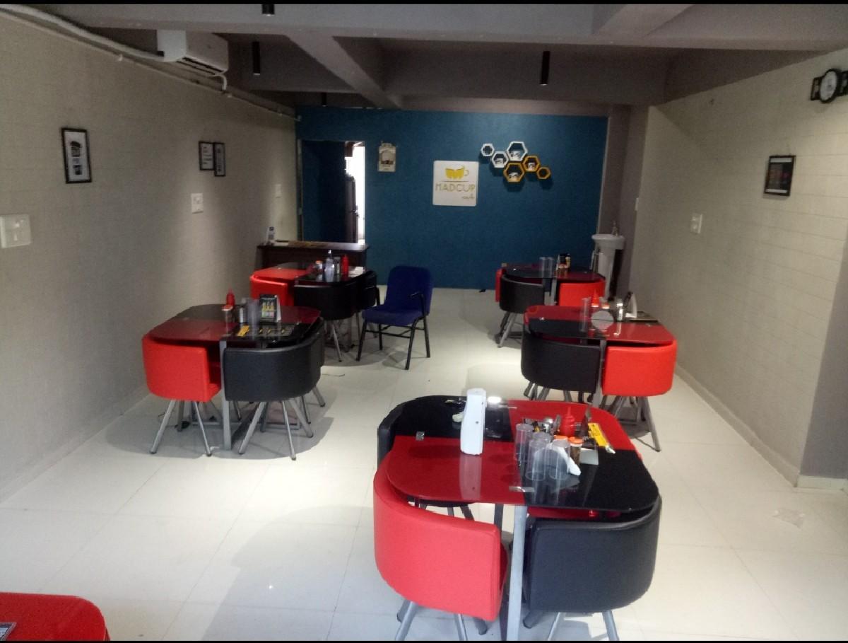 ડાઇનિંગ ટેબલ