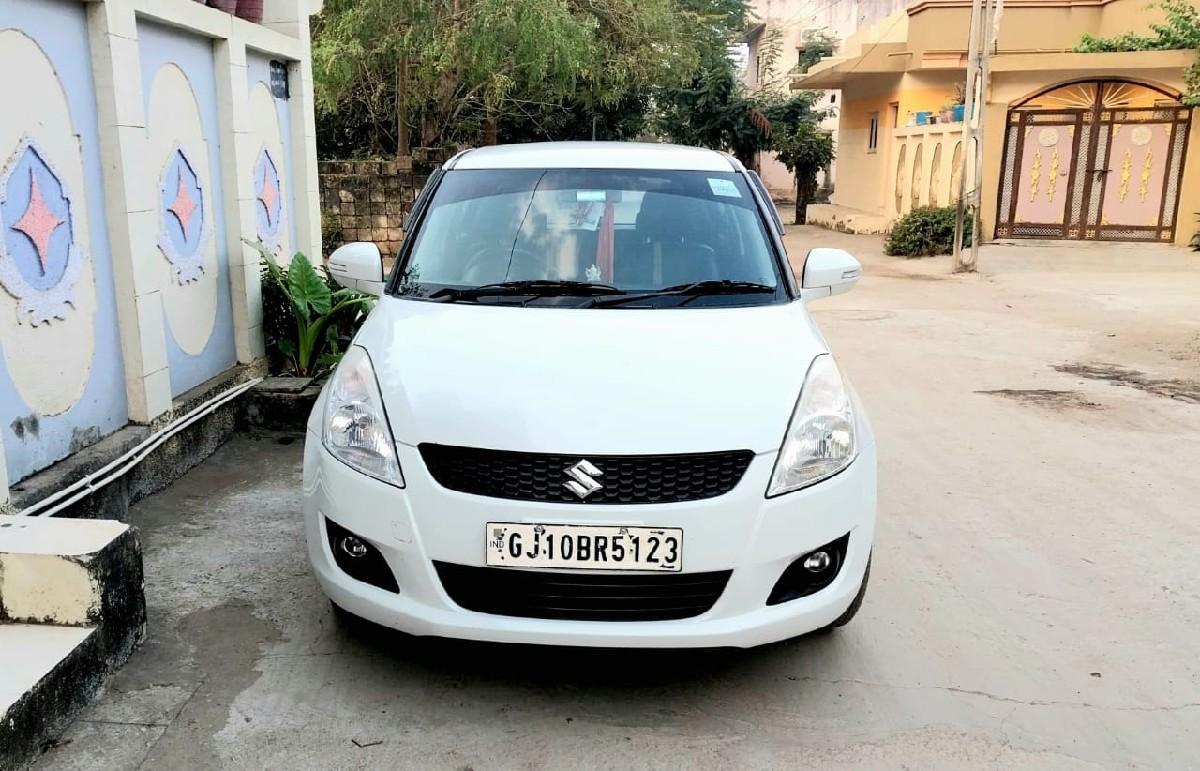 ફોર વ્હીલ કાર વેચવાની છે.