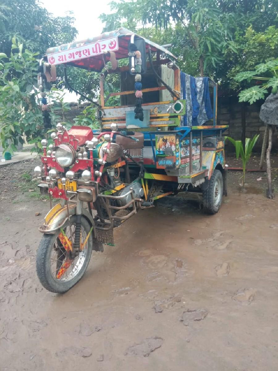 ઠાઠીયો રીક્ષા વેચવાનો છે