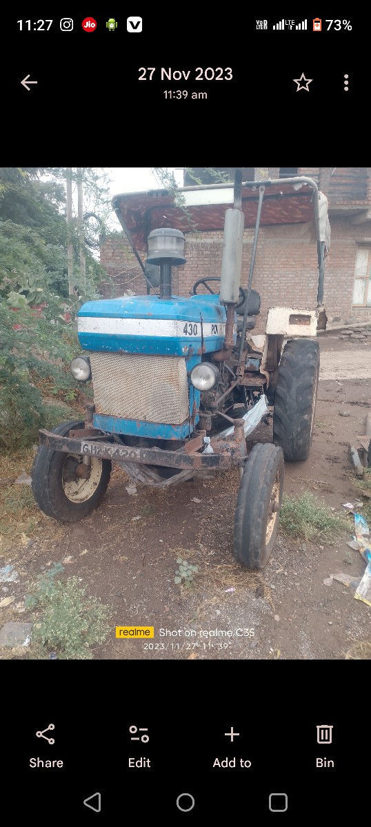 ઉંચુ કરેલું ટ્રેક્ટર વેચવાનુંછે