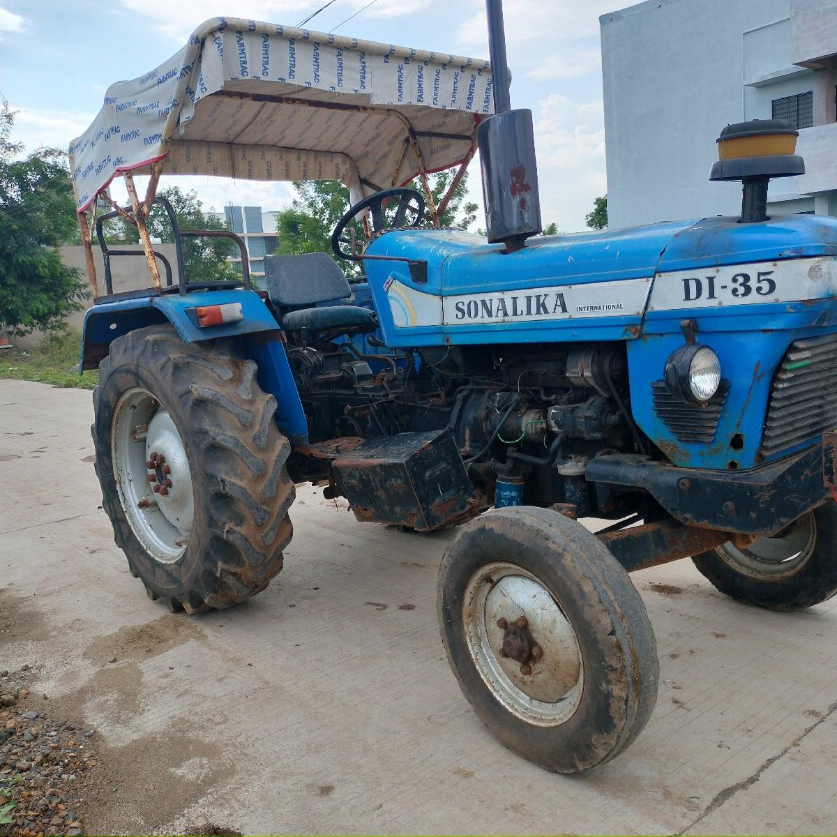 બે ટ્રેક્ટર વેચવાના છે