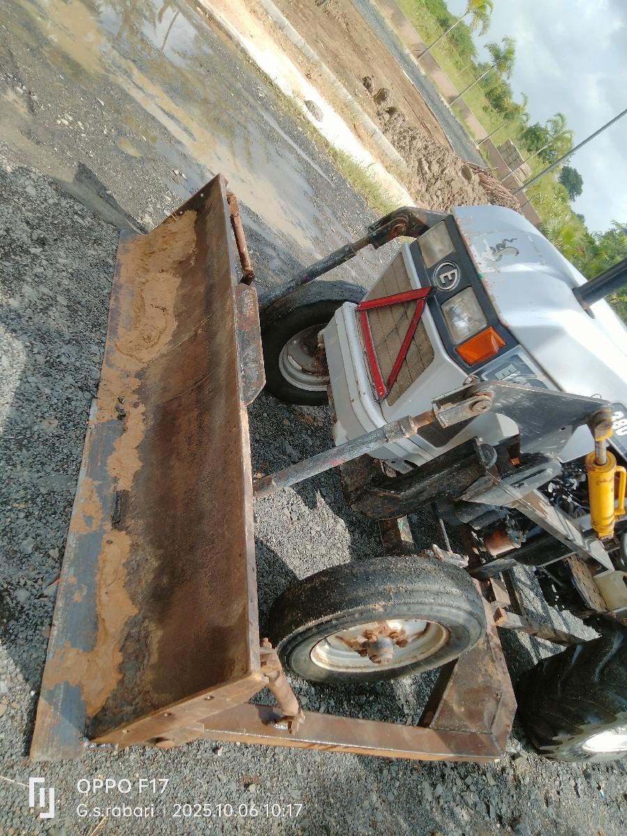 પાવડો ને ટ્રેક્ટર દેવાનું