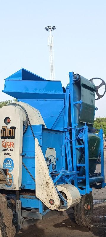 ગીતા કંપની નું થ્રેસર વેચવા નું છે