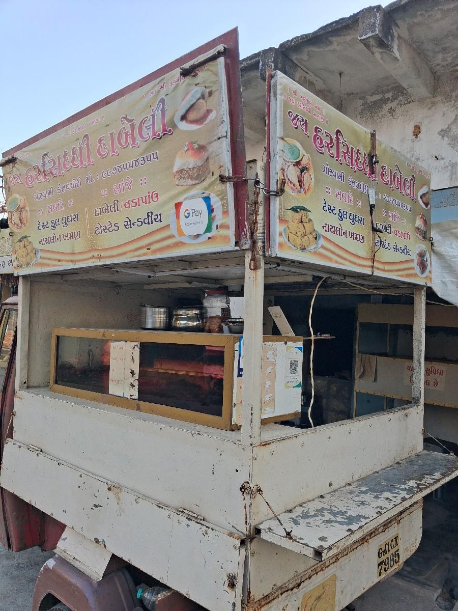 નાસ્તા માટે હરતી ફરતી પીયાગો રીક્ષા