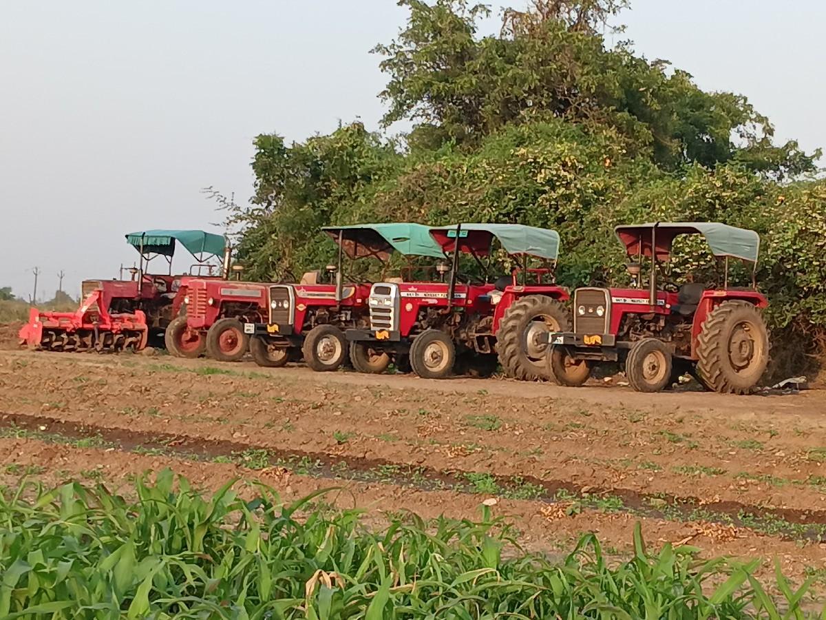 5 ટ્રેક્ટર હાજર