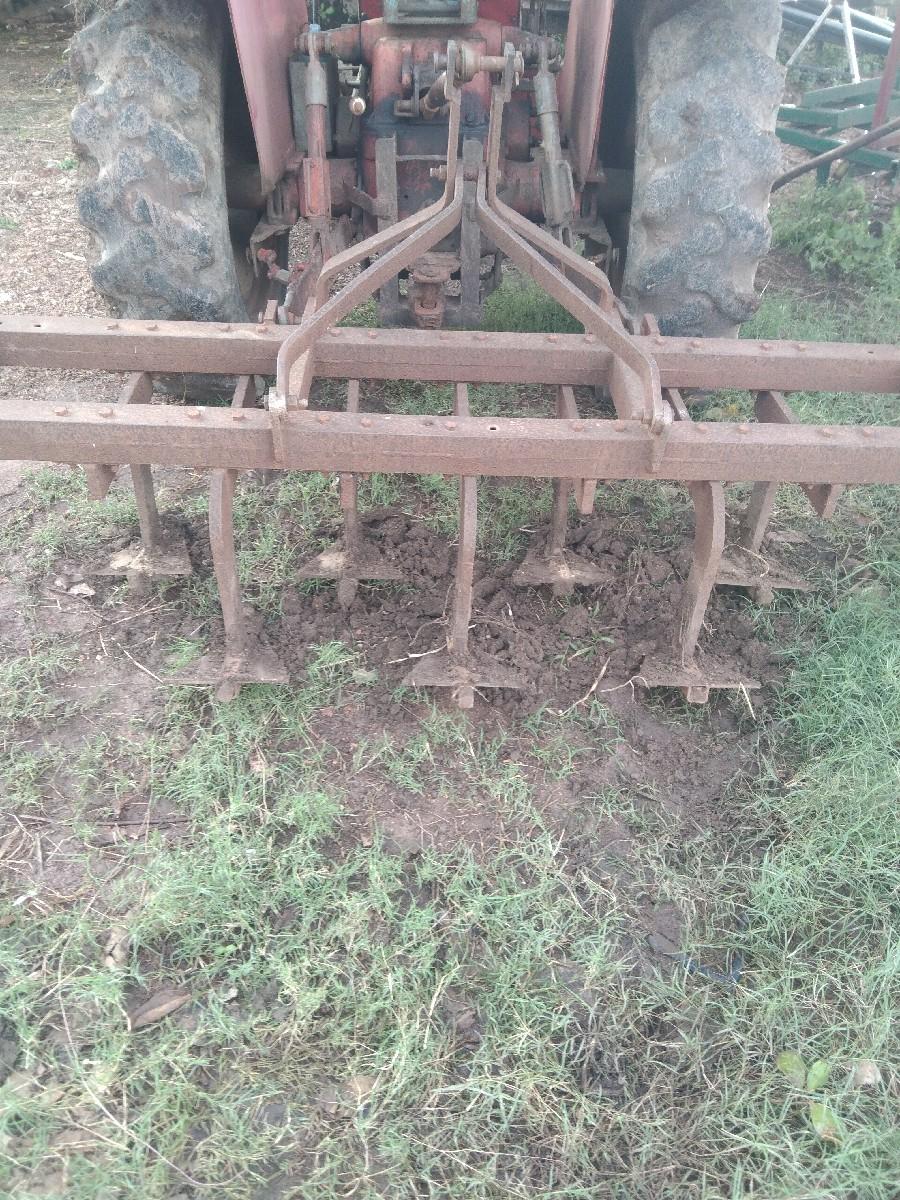 મોટા ટ્રેક્ટર નીદાતી