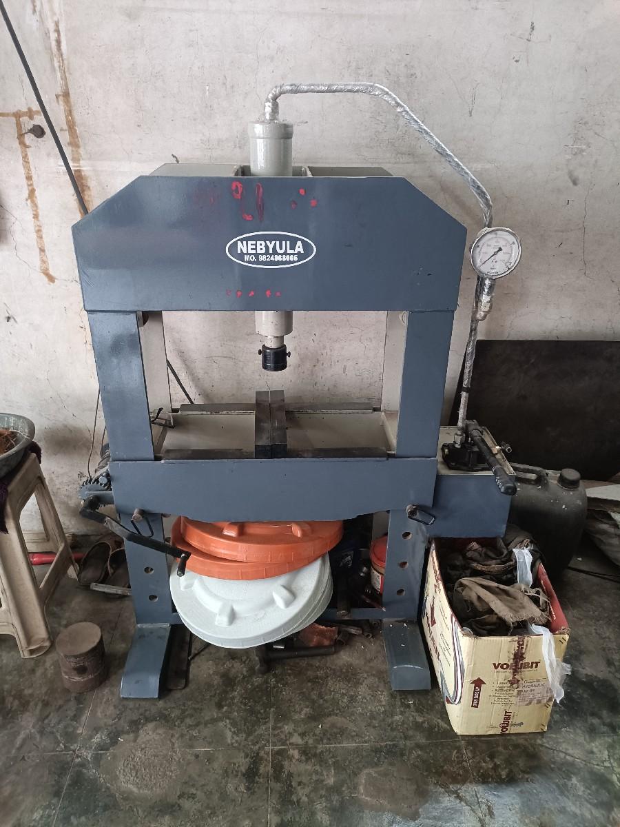 પ્રેસ મશીન વેસવાનુ છે