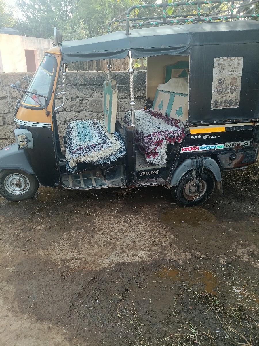 રીક્ષા વેશવાની છે