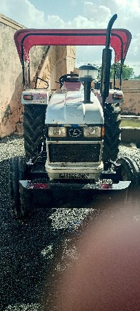 બે  ટેકટર વેસવા ના છે